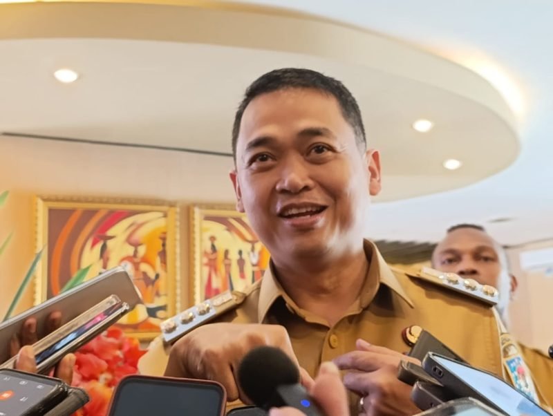 Penjabat Bupati Mimika, Valentinus Sudarjanto Sumito. (Foto: Galeri Papua/Jefri Manehat)