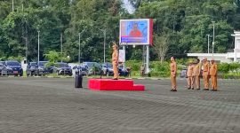 Penjabat Bupati Mimika, Valentinus Sudarjanto Sumito, memimpin apel pagi di halaman Kantor Pusat Pemerintahan Kabupaten Mimika. (Foto: Galeri Papua/Jefri Manehat)