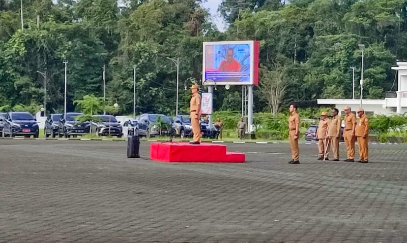 Penjabat Bupati Mimika, Valentinus Sudarjanto Sumito, memimpin apel pagi di halaman Kantor Pusat Pemerintahan Kabupaten Mimika. (Foto: Galeri Papua/Jefri Manehat)