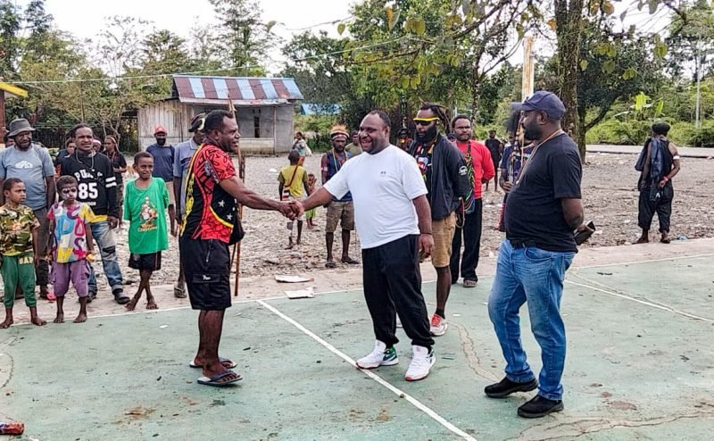 Bakal calon Bupati Mimika, Alexander Omaleng, hadir meredam ketegangan dia kelompok di Kampung Mimika Gunung atau Kampung Jayanti, Distrik Kuala Kencana. (Foto: Istimewa/Tim Pemenangan AIYE)