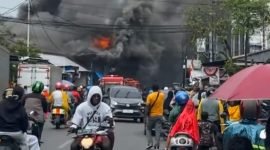 Tampak kepulan asap membumbung di lokasi kebakaran di Jalan Pendidikan, Timika, Papua Tengah. (Foto: Istimewa/Tangkapan layar video amatir)