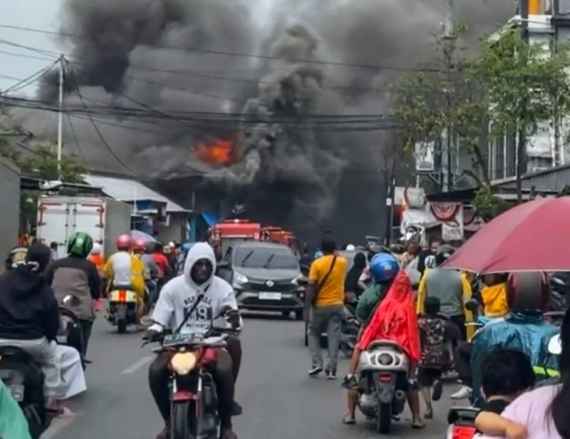 Tampak kepulan asap membumbung di lokasi kebakaran di Jalan Pendidikan, Timika, Papua Tengah. (Foto: Istimewa/Tangkapan layar video amatir)
