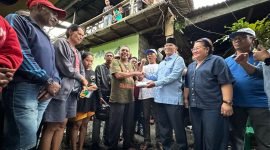 Bacalon Wakil Bupati Mimika, Yusuf Rombe, didampingi istrinya, Erda Rombe, menyerahkan bantuan kepada para korban kebakaran di Jalan Pendidikan, Distrik Mimika Baru, Kabupaten Mimika, Papua Tengah, Rabu (11/9/2024). (Foto: Istimewa/Tim AIYE)