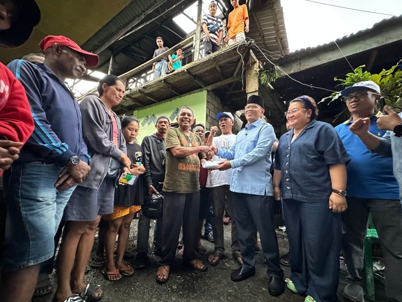 Bacalon Wakil Bupati Mimika, Yusuf Rombe, didampingi istrinya, Erda Rombe, menyerahkan bantuan kepada para korban kebakaran di Jalan Pendidikan, Distrik Mimika Baru, Kabupaten Mimika, Papua Tengah, Rabu (11/9/2024). (Foto: Istimewa/Tim AIYE)