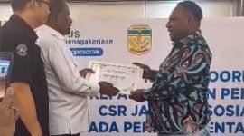 Alex Omaleng menerima penghargaan dari BPJS Ketenagakerjaan berkat kontribusi dan dedikasinya terhadap jaminan sosial pekerja rentan. (Foto: Istimewa/Tim AIYE)