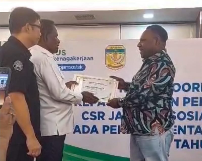 Alex Omaleng menerima penghargaan dari BPJS Ketenagakerjaan berkat kontribusi dan dedikasinya terhadap jaminan sosial pekerja rentan. (Foto: Istimewa/Tim AIYE)