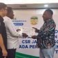Alex Omaleng menerima penghargaan dari BPJS Ketenagakerjaan berkat kontribusi dan dedikasinya terhadap jaminan sosial pekerja rentan. (Foto: Istimewa/Tim AIYE)