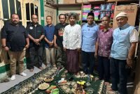 Bakal calon Wakil Bupati Mimika, Yusuf Rombe, dan tim AIYE berkunjung ke kediaman Ketua Kerukunan Keluarga Jawa Bersatu (KKJB) Kabupaten Mimika, H. Syaekuri, pada Kamis (12/9/2024). (Foto: Istimewa/Tim AIYE)