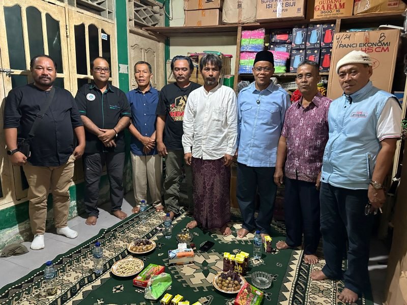 Bakal calon Wakil Bupati Mimika, Yusuf Rombe, dan tim AIYE berkunjung ke kediaman Ketua Kerukunan Keluarga Jawa Bersatu (KKJB) Kabupaten Mimika, H. Syaekuri, pada Kamis (12/9/2024). (Foto: Istimewa/Tim AIYE)