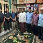 Bakal calon Wakil Bupati Mimika, Yusuf Rombe, dan tim AIYE berkunjung ke kediaman Ketua Kerukunan Keluarga Jawa Bersatu (KKJB) Kabupaten Mimika, H. Syaekuri, pada Kamis (12/9/2024). (Foto: Istimewa/Tim AIYE)