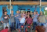 Bakal calon Wakil Bupati Mimika, Yusuf Rombe, bersama tim AIYE bersilaturahmi dengan tokoh pemuda berpengaruh di Mimika, Valen Key. (Foto: Istimewa/Tim AIYE)