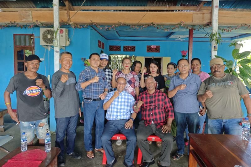 Bakal calon Wakil Bupati Mimika, Yusuf Rombe, bersama tim AIYE bersilaturahmi dengan tokoh pemuda berpengaruh di Mimika, Valen Key. (Foto: Istimewa/Tim AIYE)