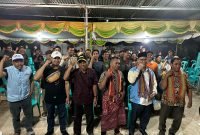 Foto bersama bacalon Wakil Bupati Mimika, Yusuf Rombe, dengan warga Kerukunan Keluarga Dawan Nusa Tenggara Timur (NTT). (Foto: Istimewa/Tim AIYE)