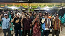 Foto bersama bacalon Wakil Bupati Mimika, Yusuf Rombe, dengan warga Kerukunan Keluarga Dawan Nusa Tenggara Timur (NTT). (Foto: Istimewa/Tim AIYE)