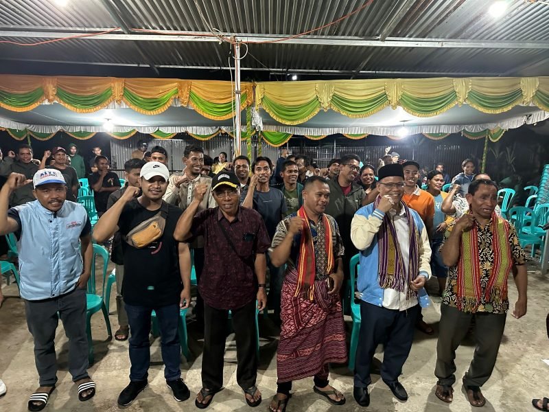Foto bersama bacalon Wakil Bupati Mimika, Yusuf Rombe, dengan warga Kerukunan Keluarga Dawan Nusa Tenggara Timur (NTT). (Foto: Istimewa/Tim AIYE)