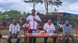 Pasangan bakal calon Bupati dan Wakil Bupati Nduga, Namia Gwijangge dan Obed Gwijangge (NAMED), melakukan blusukan untuk menyerap aspirasi masyarakat. (Foto: Istimewa/Tim Pemenangan NAMED)