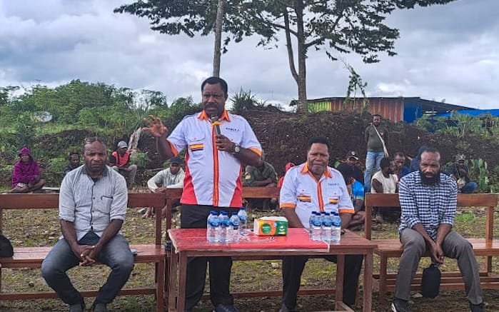 Pasangan bakal calon Bupati dan Wakil Bupati Nduga, Namia Gwijangge dan Obed Gwijangge (NAMED), melakukan blusukan untuk menyerap aspirasi masyarakat. (Foto: Istimewa/Tim Pemenangan NAMED)