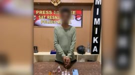Pelaku saat berada di Kantor Polres Mimika. (Foto: Istimewa/Sat Resnarkoba Polres Mimika)