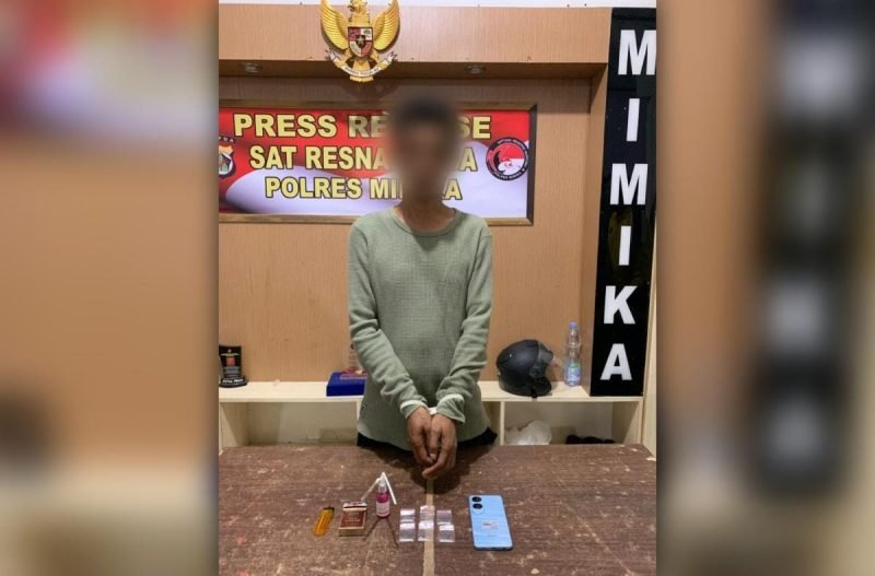 Pelaku saat berada di Kantor Polres Mimika. (Foto: Istimewa/Sat Resnarkoba Polres Mimika)
