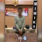 Pelaku saat berada di Kantor Polres Mimika. (Foto: Istimewa/Sat Resnarkoba Polres Mimika)