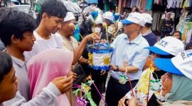 AIYE bersama tim relawan muslim membagikan keranjang Maulid kepada masyarakat. (Foto: Istimewa/Tim AIYE)