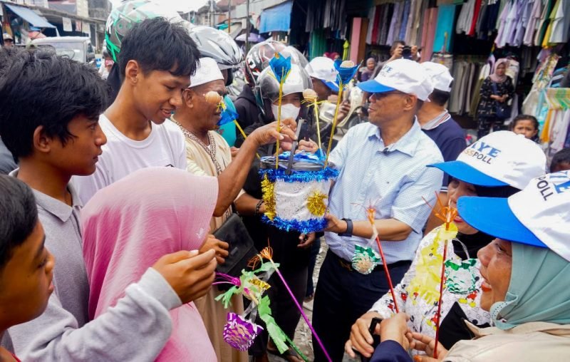 AIYE bersama tim relawan muslim membagikan keranjang Maulid kepada masyarakat. (Foto: Istimewa/Tim AIYE)