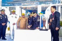 Peresmian gedung Kantor Dishub Mimika ditandai dengan penandatanganan prasasti oleh Bupati Mimika, Valentinus Sudarjanto Sumito. (Foto: Galeri Papua/Jefri Manehat)