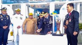 Peresmian gedung Kantor Dishub Mimika ditandai dengan penandatanganan prasasti oleh Bupati Mimika, Valentinus Sudarjanto Sumito. (Foto: Galeri Papua/Jefri Manehat)