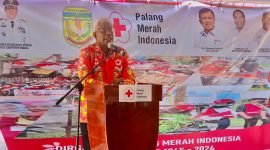 Johannes Rettob sedang menyampaikan amanatnya pada peringatan HUT ke-79 PMI. (Foto: Galeri Papua/Wahyu)