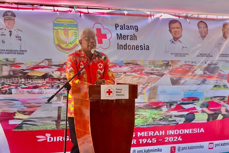 Johannes Rettob sedang menyampaikan amanatnya pada peringatan HUT ke-79 PMI. (Foto: Galeri Papua/Wahyu)