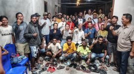 Foto bersama Perkumpulan Kilwair Kei Besar di Mimika dengan bakal calon Wakil Bupati Mimika, Yusuf Rombe. (Foto: Istimewa/Tim AIYE)