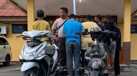 Barang bukti berupa dua unit sepeda motor tanpa TNKB yang diamankan polisi terparkir di halaman kantor pelayanan Polres Mimika, Jalan Cenderawasih, Mimika, Papua Tengah. (Foto: Galeri Papua/Wahyu) 