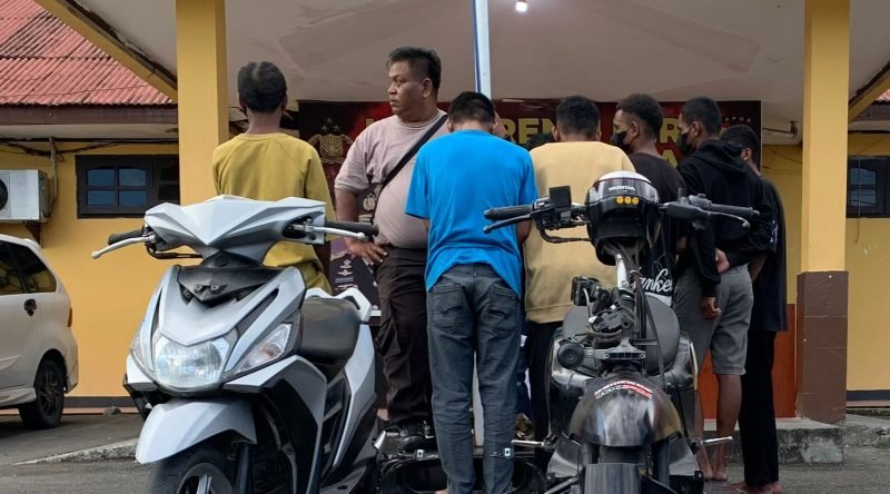 Barang bukti berupa dua unit sepeda motor tanpa TNKB yang diamankan polisi terparkir di halaman kantor pelayanan Polres Mimika, Jalan Cenderawasih, Mimika, Papua Tengah. (Foto: Galeri Papua/Wahyu) 