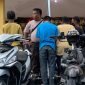 Barang bukti berupa dua unit sepeda motor tanpa TNKB yang diamankan polisi terparkir di halaman kantor pelayanan Polres Mimika, Jalan Cenderawasih, Mimika, Papua Tengah. (Foto: Galeri Papua/Wahyu) 