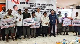 Foto bersama Pj Gubernur Papua Tengah, Ribka Haluk; Pj Bupati Mimika, Valentinus Sudarjanto Sumito; dan para pejabat lainnya serta beberapa perwakilan para penerima bantuan dana kemiskinan ekstrem di Mimika. (Foto: Galeri Papua/Endy Langobelen)