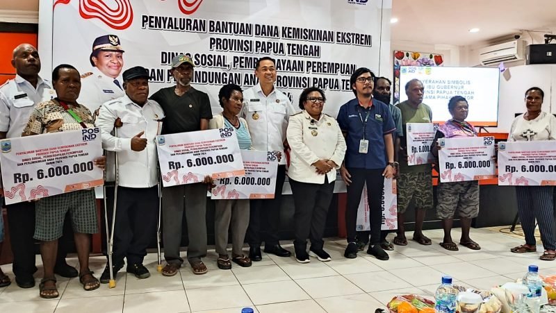 Foto bersama Pj Gubernur Papua Tengah, Ribka Haluk; Pj Bupati Mimika, Valentinus Sudarjanto Sumito; dan para pejabat lainnya serta beberapa perwakilan para penerima bantuan dana kemiskinan ekstrem di Mimika. (Foto: Galeri Papua/Endy Langobelen)
