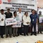 Foto bersama Pj Gubernur Papua Tengah, Ribka Haluk; Pj Bupati Mimika, Valentinus Sudarjanto Sumito; dan para pejabat lainnya serta beberapa perwakilan para penerima bantuan dana kemiskinan ekstrem di Mimika. (Foto: Galeri Papua/Endy Langobelen)