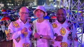 Alexsander Omaleng (kanan) dan Yusuf Rombe (kiri) bersama Richard Jersey pencipta lagu 