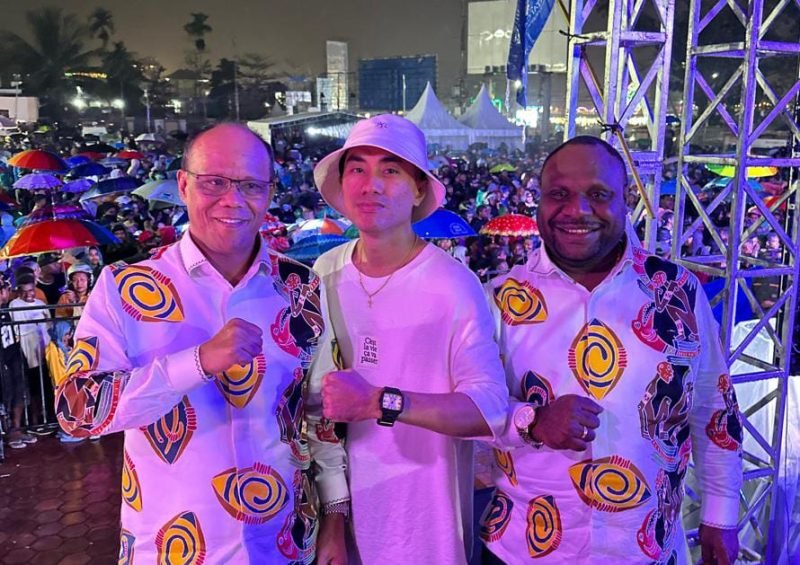 Alexsander Omaleng (kanan) dan Yusuf Rombe (kiri) bersama Richard Jersey pencipta lagu 