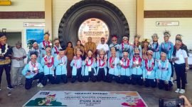 Foto bersama kontingen Atlet Muaythai perwakilan Provinsi Papua Tengah ketika kembali ke Timika. (Foto: Galeri Papua/Jefri Manehat)