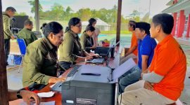 Pegawai Disdukcapil Mimika saat memberikan pelayanan Adminduk kepada para warga binaan di Lapas Kelas IIB Timika. (Foto: Galeri Papua/Wahyu)  