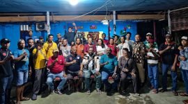 Foto bersama bakal calon Bupati Mimika, Alexsander Omaleng, dengan Valent Kei beserta keluarga besar. (Foto: Istimewa/Tim AIYE)