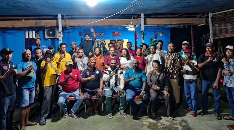 Foto bersama bakal calon Bupati Mimika, Alexsander Omaleng, dengan Valent Kei beserta keluarga besar. (Foto: Istimewa/Tim AIYE)