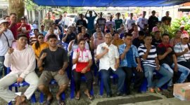 Foto bersama bakal calon Wakil Bupati Mimika, Yusuf Rombe dengan Kerukunan Koratutul Kabupaten Mimika. (Foto: Istimewa/Tim AIYE)