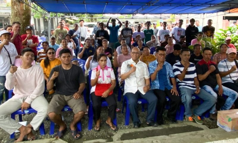 Foto bersama bakal calon Wakil Bupati Mimika, Yusuf Rombe dengan Kerukunan Koratutul Kabupaten Mimika. (Foto: Istimewa/Tim AIYE)