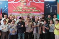 Foto bersama usai kegiatan coffee morning di Baliem Cafe, Hotel Horison Ultima Mimika, Jumat (20/9/2024). (Foto: Istimewa/Tim AIYE)