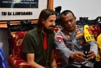 Pilot Susi Air, Kapten Philip Mark Mehrtens, bersama Kapolres Mimika, AKBP I Komang Budiartha. (Foto: Istimewa/Satgas Humas Operasi Damai Cartenz 2024)