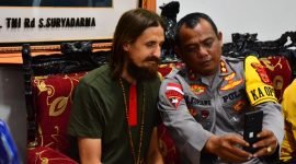 Pilot Susi Air, Kapten Philip Mark Mehrtens, bersama Kapolres Mimika, AKBP I Komang Budiartha. (Foto: Istimewa/Satgas Humas Operasi Damai Cartenz 2024)