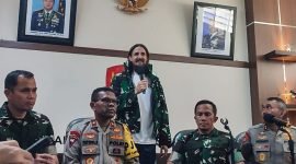 Pilot Susi Air, Kapten Phillip Mark Mehrtens, berbicara saat konferensi pers di Lanud Yohanis Kapiyau, Timika, Papua Tengah. (Foto: Galeri Papua/Endy Langobelen)