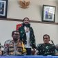 Pilot Susi Air, Kapten Phillip Mark Mehrtens, berbicara saat konferensi pers di Lanud Yohanis Kapiyau, Timika, Papua Tengah. (Foto: Galeri Papua/Endy Langobelen)
